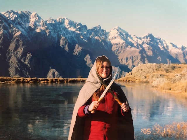 Franziska Neuper steht im Elbenmantel vor den Southern Alps in Neuseeland. 